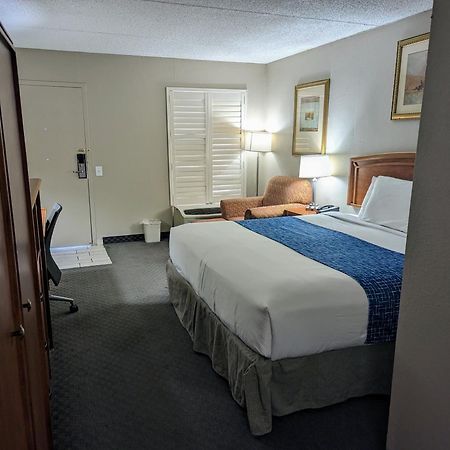 Travelodge By Wyndham Пуебло Екстериор снимка
