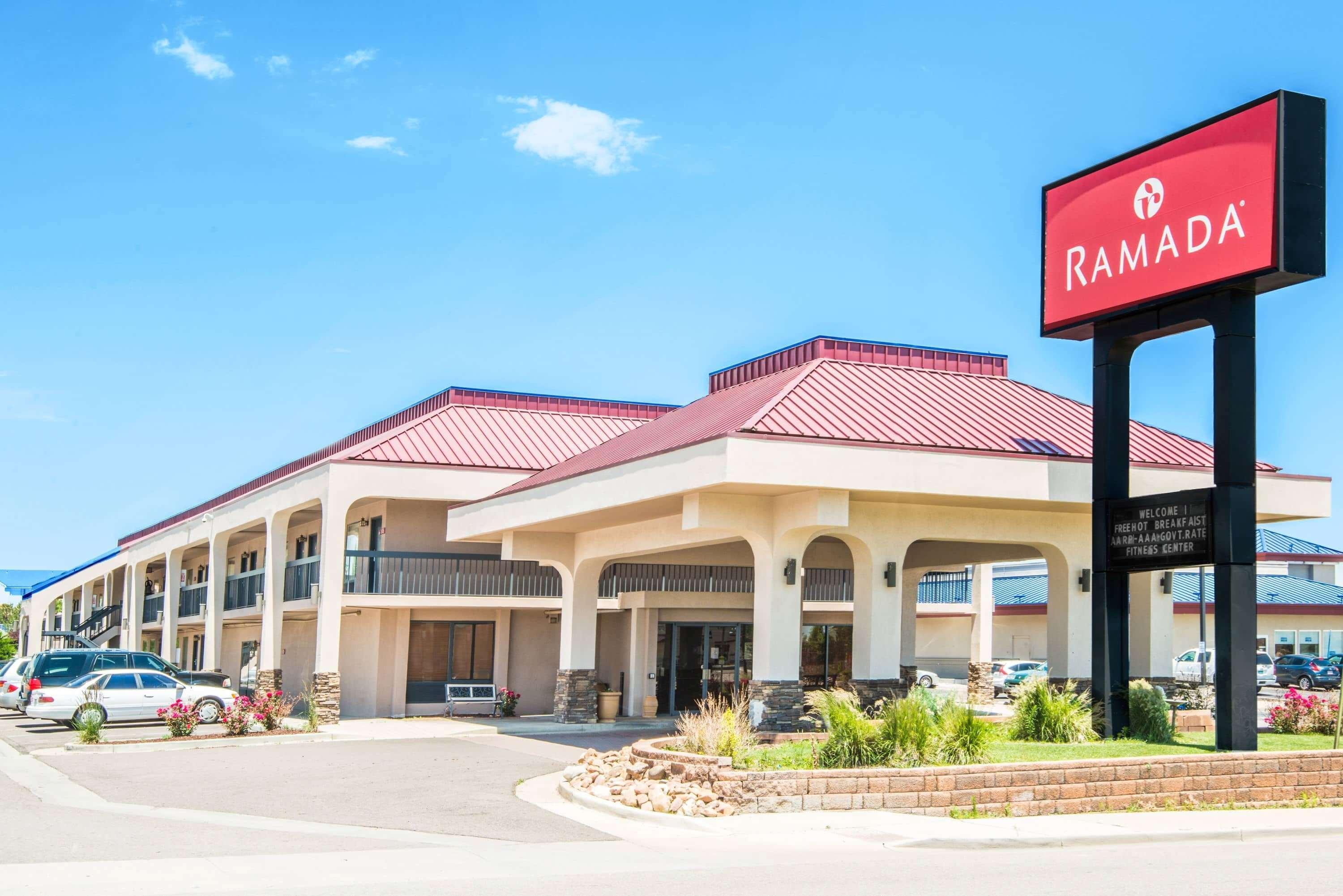 Travelodge By Wyndham Пуебло Екстериор снимка