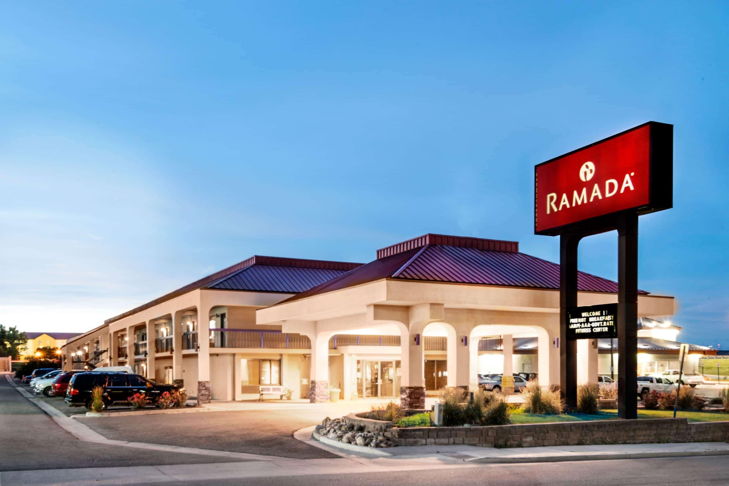 Travelodge By Wyndham Пуебло Екстериор снимка