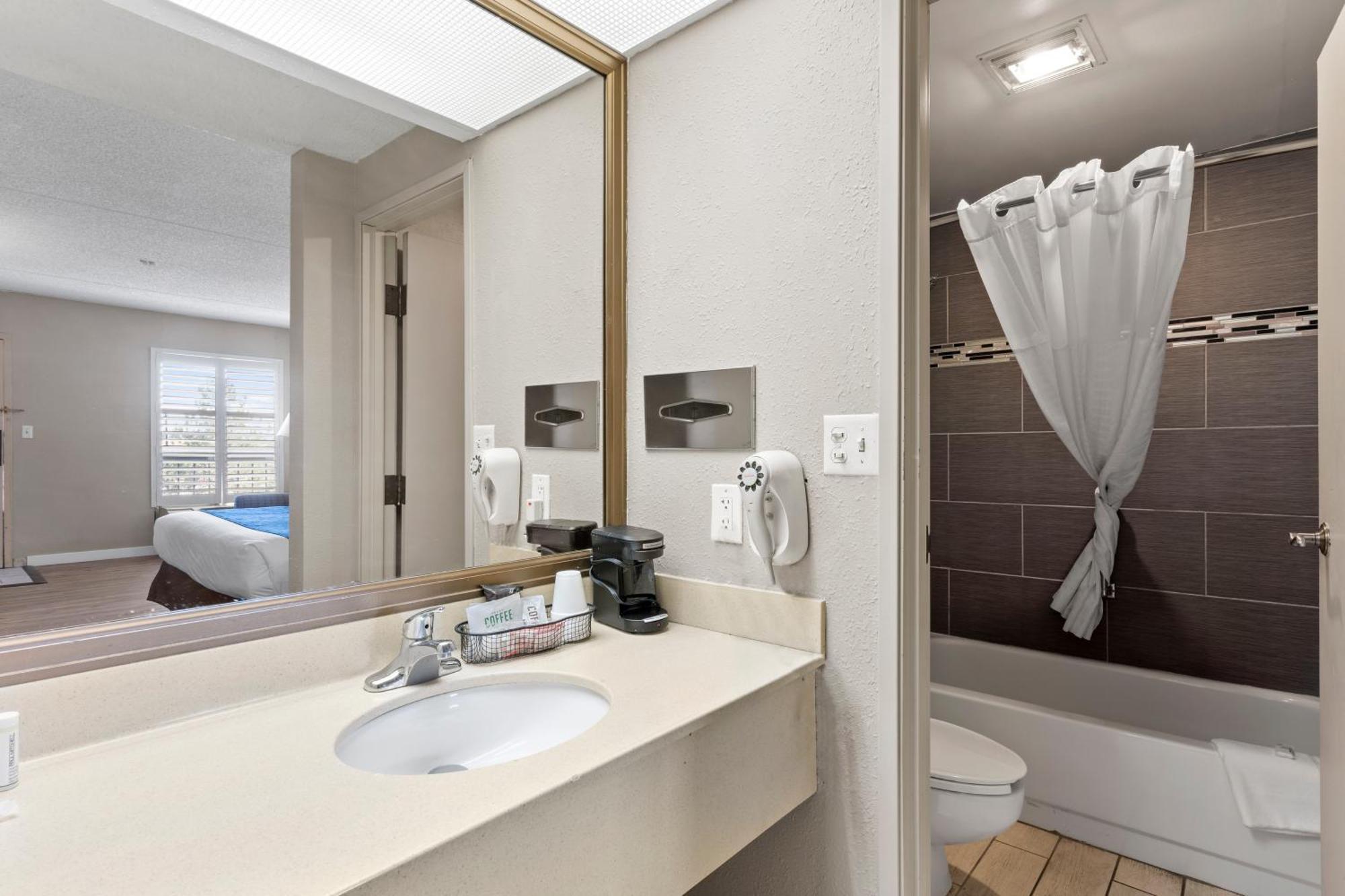 Travelodge By Wyndham Пуебло Екстериор снимка